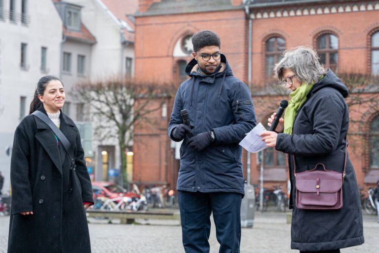 Im Gespräch mit ausländischen Mitbürger*innen auf der Veranstaltung auf dem Greifswalder Marktplatz.