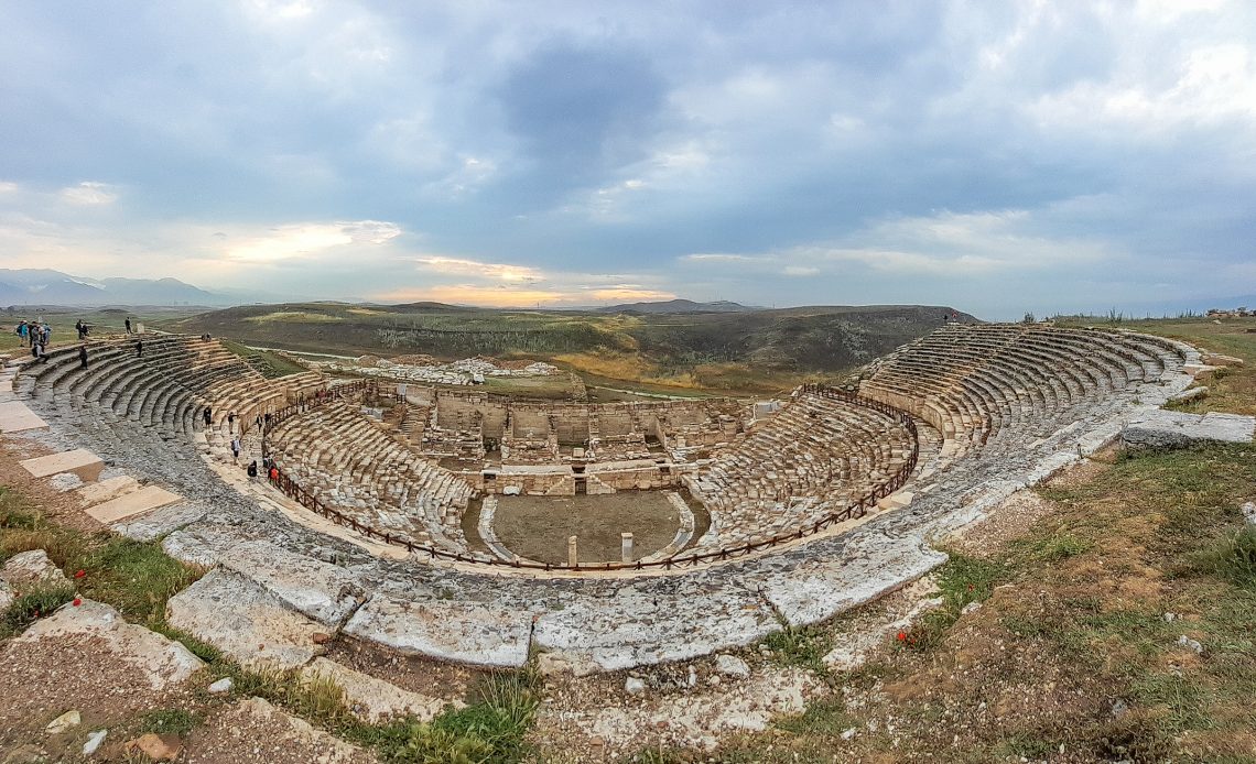 Wir sehen das ausgegrabene Theater von Laodikeia in der Türkei. © privat