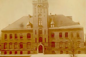 Das gelb stichige Foto vor 1924 zeigt die Physik mit Beobachtungsturm