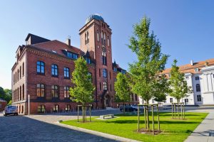 Das Foto zeigt den historischen Campus der Universität Greifswald mit der Sternwarte