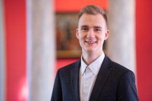 Das Bild zeigt im Portrait Lukas Voigt, der Studentische Prorektor