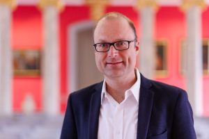 Das Bild zeigt Prorektor Prof. Dr. Daniel Schiller