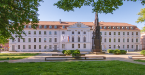 Hauptgebäude der Universität