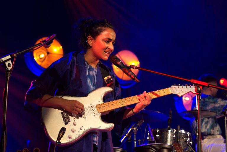 Die tamilisch-norwegische Pop-Band 9 grader nord begeistert das Publikum bei der Pop-Nacht mit ihrer Energie. © Gina Heitmann