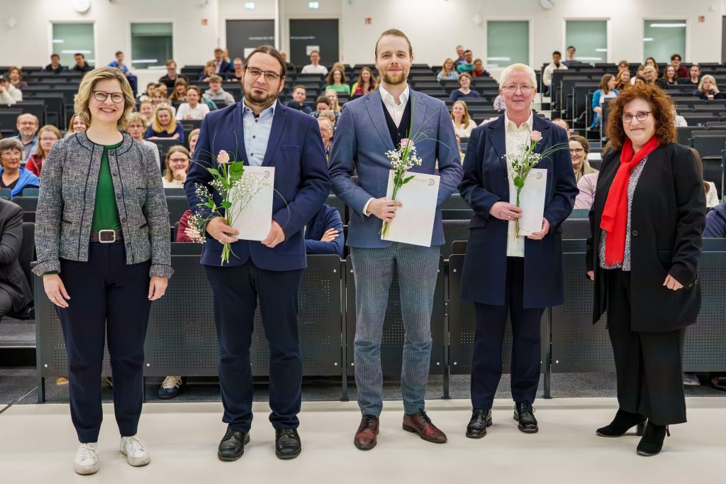Die Lehrpreisträger*innen 2025: Dr. Julius Krause (2.v.l.) vom Institut für Pharmazie erhielt den Lehrpreis für reflektierte und feedbackbasierte Lehre. Dr. Max Georg Hügel (Mitte) vom Fachbereich Öffentliches Recht wurde mit dem Lehrpreis für hervorragende Betreuung der Studierenden ausgezeichnet. Dr. Simone Venz (2.v.r.) vom Institut für Medizinische Biochemie und Molekularbiologie erhält den Lehrpreis studierendenorientierte Lehre. © Gina Heitmann