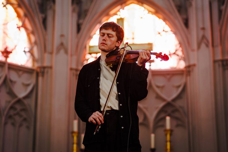 Sonnenaufgangskonzert mit dem finnisch-italienischen Violinisten Elia Lombardini im Dom St. Nikolai. © Žan Vidmar Zorc