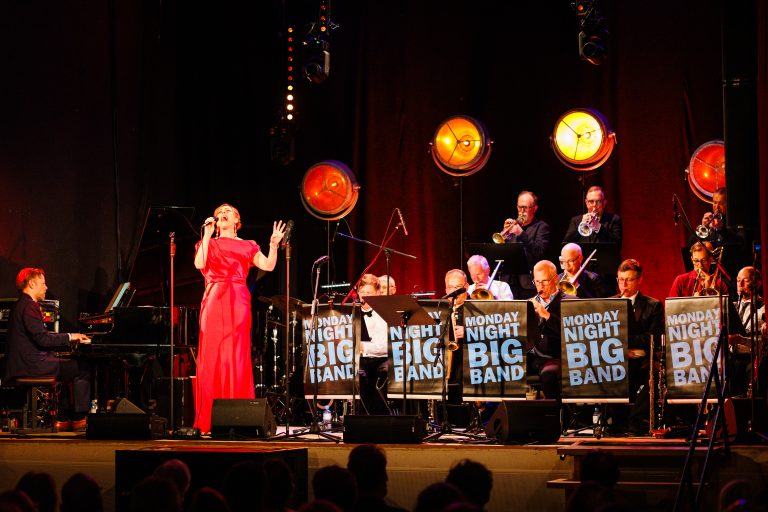 Die dänische Sängerin Sinne Eeg und die Monday Night Big Band aus Schweden eröffnen den Nordischen Klang 2025. © Gina Heitmann