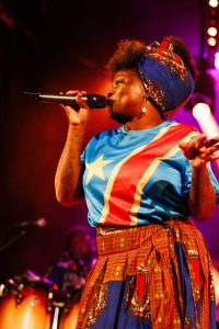 Jessica Kill tritt mit afrikanisch inspirierter Popmusik auf. Die aus der Demokratischen republik Kongo stammende Sängerin lebt in Norwegen. © Žan Vidmar Zorc