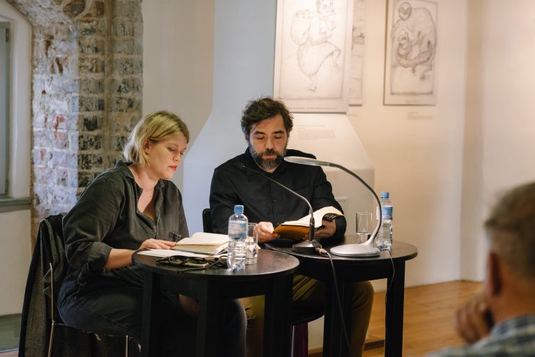 Lesung von Pedro Gunnlaugur Garcia. Der isländisch-portugiesische Autor stellt seinen Roman "Unser leuchtendes Leben" vor, moderiert wird der Abend von Berit Glanz. © Sarah Kuhardt