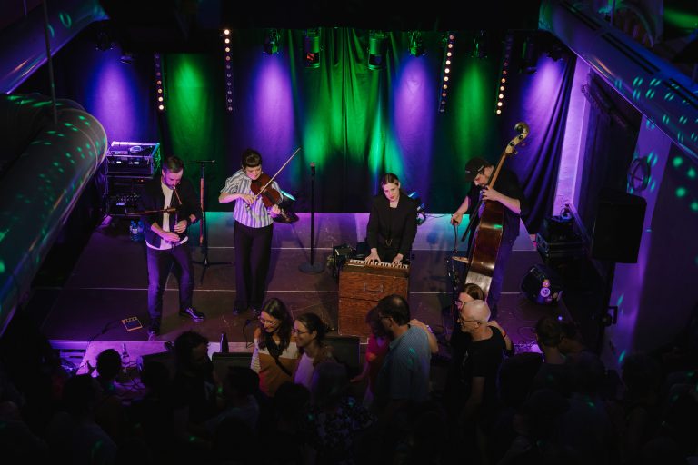 Das Floating Sofa Quartett spielt nordische Folkemusikk bei der Folk-Nacht in St. Spiritus. © Sarah Kuhardt