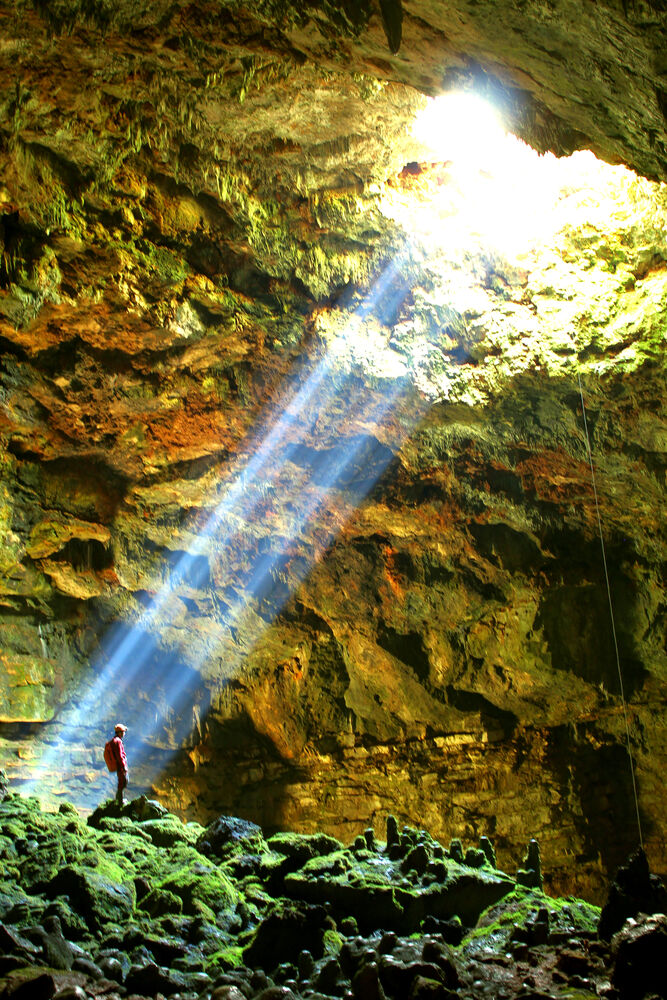 Ein Mensch steht in einer Höhle