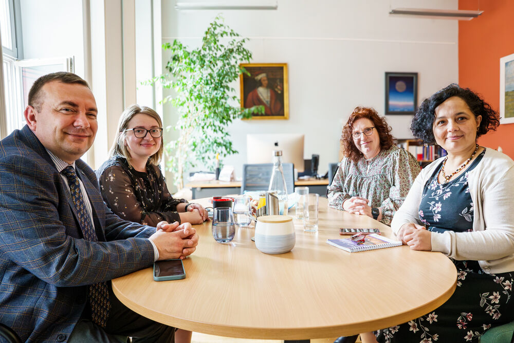 Gruppenfoto mit Rektorin Katharina Riedel