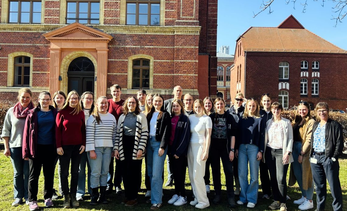 Das Foto zeigt ein Gruppenbild von der LeNie mit allen Teilnehmenden und Mitwirkenden. Sie stehen auf dem Campus am ELP und lächeln freundlich in die Kamera.
