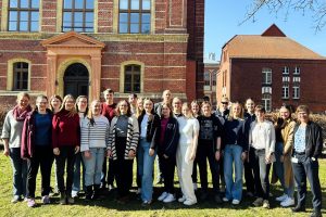 Das Foto zeigt ein Gruppenbild von der LeNie mit allen Teilnehmenden und Mitwirkenden. Sie stehen auf dem Campus am ELP und lächeln freundlich in die Kamera.