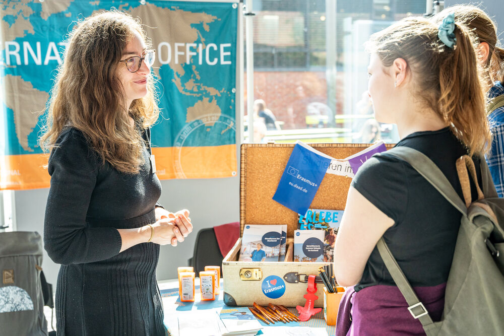 Menschen im gespräch an einem Stand
