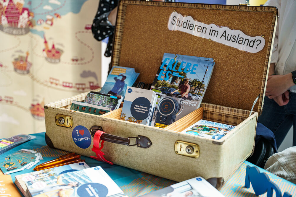 Koffer mit Flyer