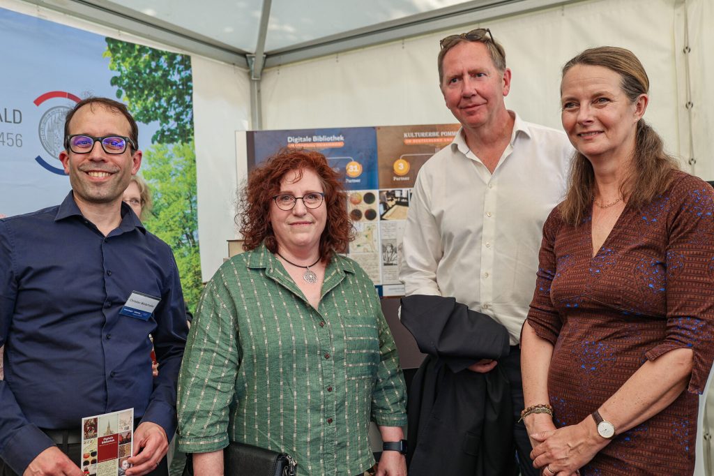 Von links nach rechts sind auf dem Bild abgebildet: Christian Winterhalter, Direktor der Universitätsbibliothek, Rektorin Prof. Dr. Katharina Riedel, Heiko Miraß, Parlamentarischer Staatssekretär für Vorpommern und das östliche Mecklenburg und die Wissenschaftsministerin Bettina Martin