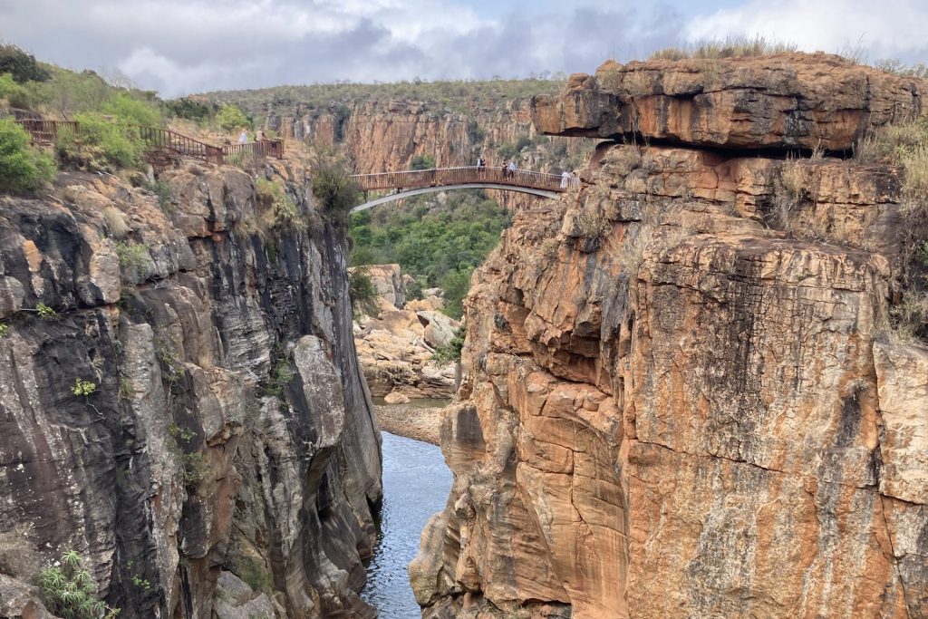 Es ist eine große Schlucht zu sehen, durch diese sich ein Fluss durchzieht.