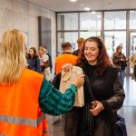 Bei der Ersti-Begrüßung werden die Ersti-Beutel ausgegeben. Eine neue Studentin freut sich über das Geschenk.