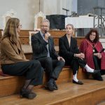 Die Wissenschaftsministerin, der Oberbürgermeister, die Vorsitzende des AStAs und die Rektorin sitzen auf den Stufen des Doms und unterhalten sich.