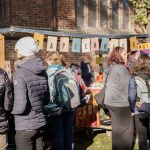 Studierende beim Begrüßungsmarkt nach der Uni auf dem Domvorplatz, im Hintergrund ein Stand.