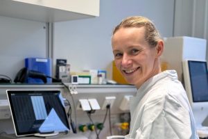 Das Foto zeigt Josefine Radke. Sie hat blonde Haare, lächelt freundlich in die Kamera und befindet sich gerade im Labor. Dementsprechend trägt sie einen weißen Laborkittel.