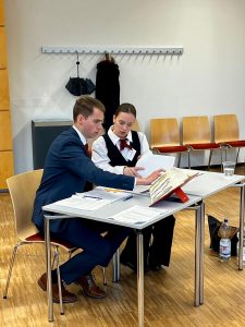 Benjamin Koch und Eva Schäfer Rodríguez beim Soldan Moot Court. Zwei Studierende, die sich während des Wettbewerbs konzentrieren