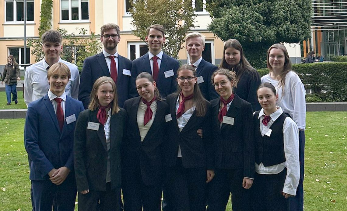 Die Teilnehemenden des Soldan Moot Courts 2025 stehen für ein Gruppebild zusammen