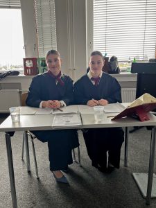 Stella Nemitz und Eva Schäfer Rodríguez, zwei Studierende aus Greifswald, sitzen an einem Tisch während des Wettbewerbs