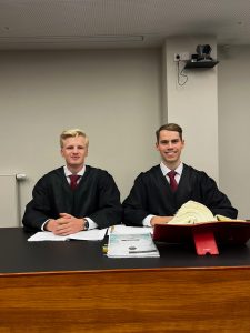 Julien Matthes und Benjamin Koch während des Wettbewerbs. Sie sitzen an einem Tisch