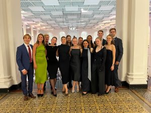 Die Teilnehmenden des Wettbewerbs beim Bankett-Abend. Sie haben Abendkleidung an.