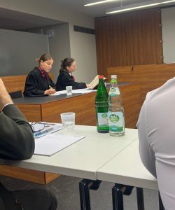 Stella Nemitz und Eva Schäfer Rodríguez, zwei GReifswalder Studentinnen, beim Moot Court