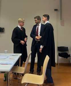 Julien Matthes, Fabian Fengler und Benjamin Koch, drei greifswalder Studenten, beim Soldan Moot Court 2025 in Hannover