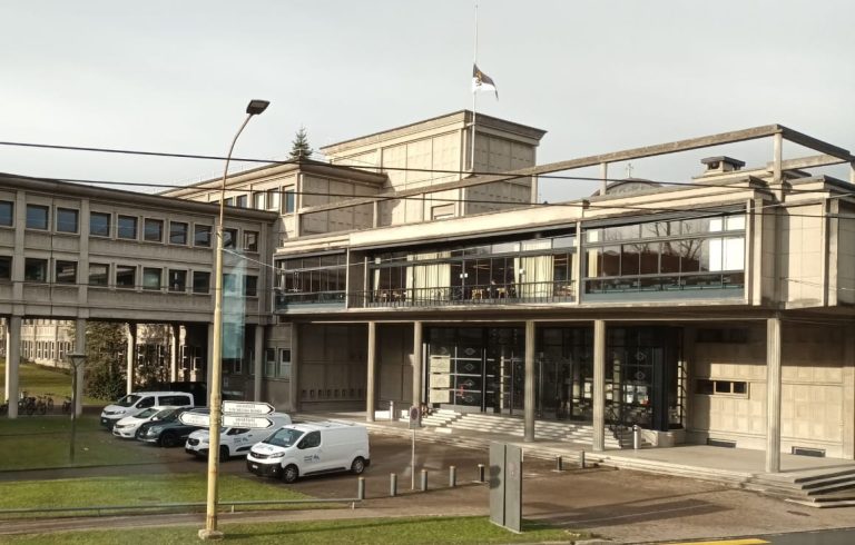 Das Foto zeigt die das Gebäude der theologischen Fakultät.