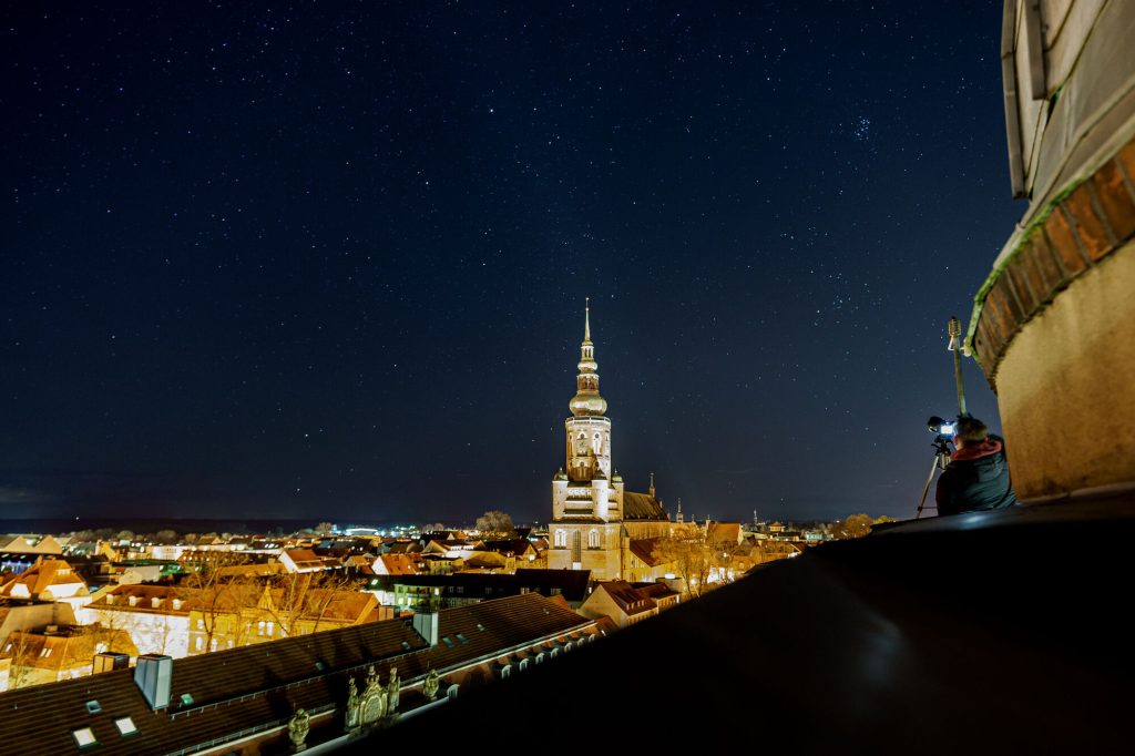 Blick von der Sternwarte (Alte Physik) auf den Dom mit Sternenhimmel, © Tim Schöter