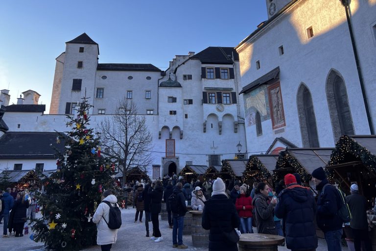 Das Foto zeigt den inneren Bereich der Salzburger Festung Hohen Salzburg. Dort wurde ein kleiner Weihnachtsmarkt aufgebaut, den viele Menschen besuchen