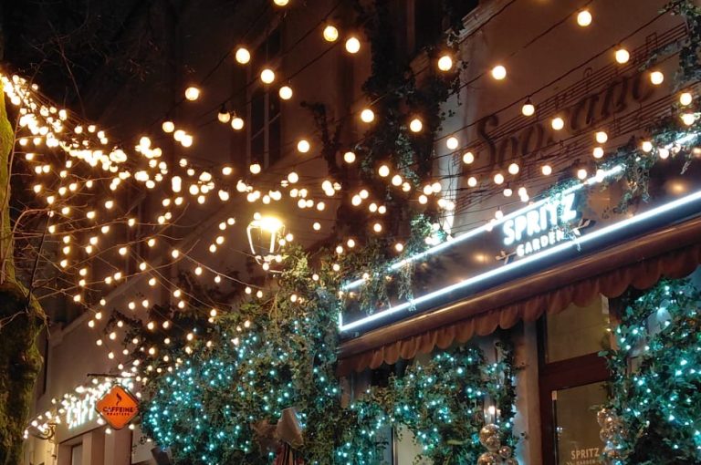 Das Foto zeigt einen bunt geschmückten und beleuchteten Laden.