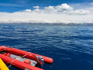 Aussicht von der Bohrplattform auf ein Schlauchboot, welches auf dem Nam Co-See treibt.