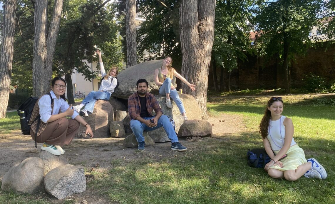 Personen sitzen im Gras