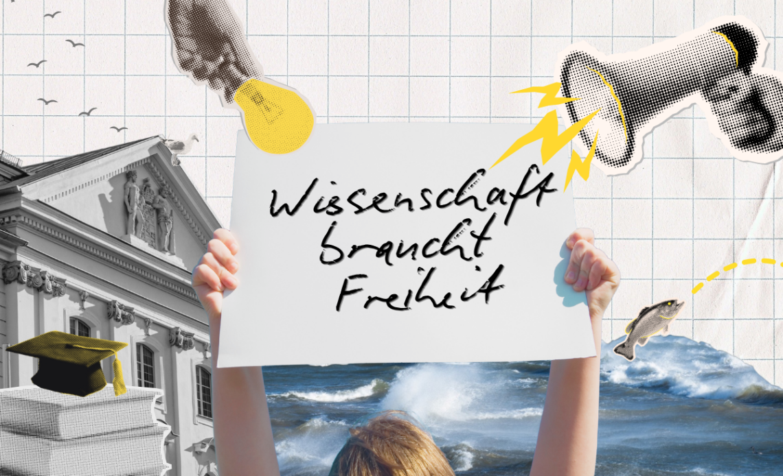 Eine Frau hält vor einem Hochschulgebäude ein Schild mit der Aufschrift "Wissenschaft braucht Freiheit" hoch.