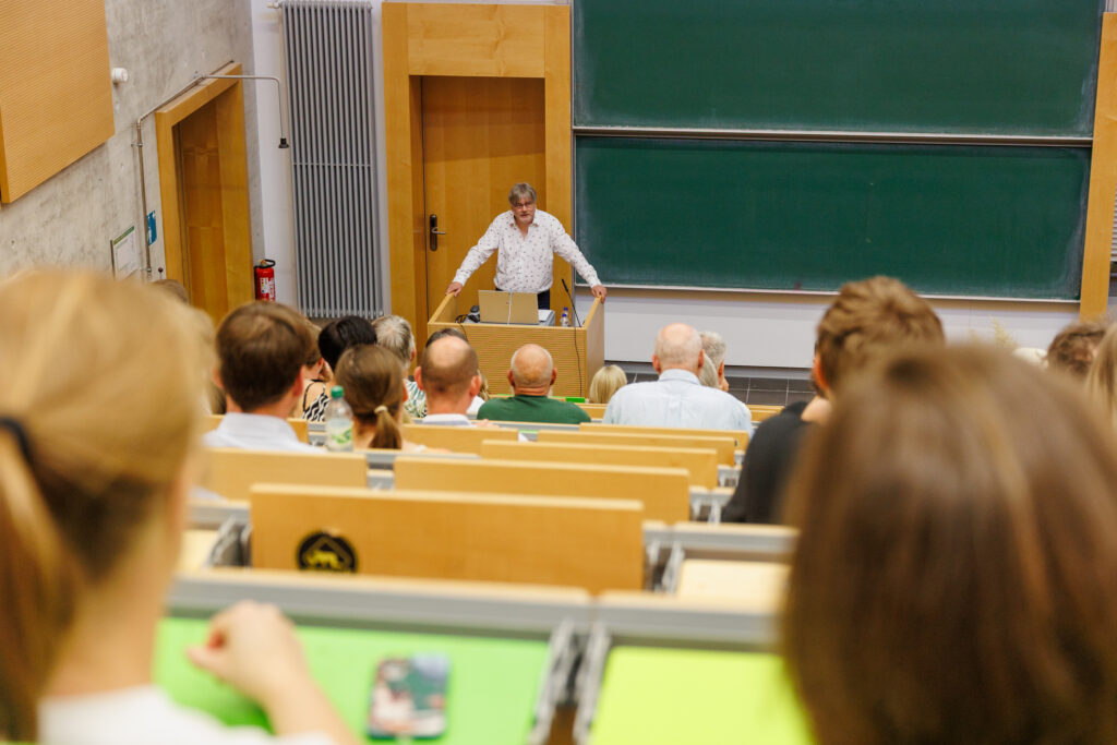 Zum Jubiläum hielt Prof. Dr. Matthias Eschrig, Dekan der Mathematisch-Naturwissenschaftlichen Fakultät eine Rede, © Zan Vidmar Zorc