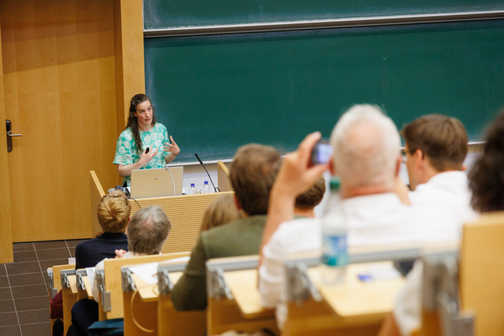 Dr. Elisabeth Heigl, Leiterin des Universitätsarchiv bei ihrem Vortrag, © Zan Vidmar Zorc