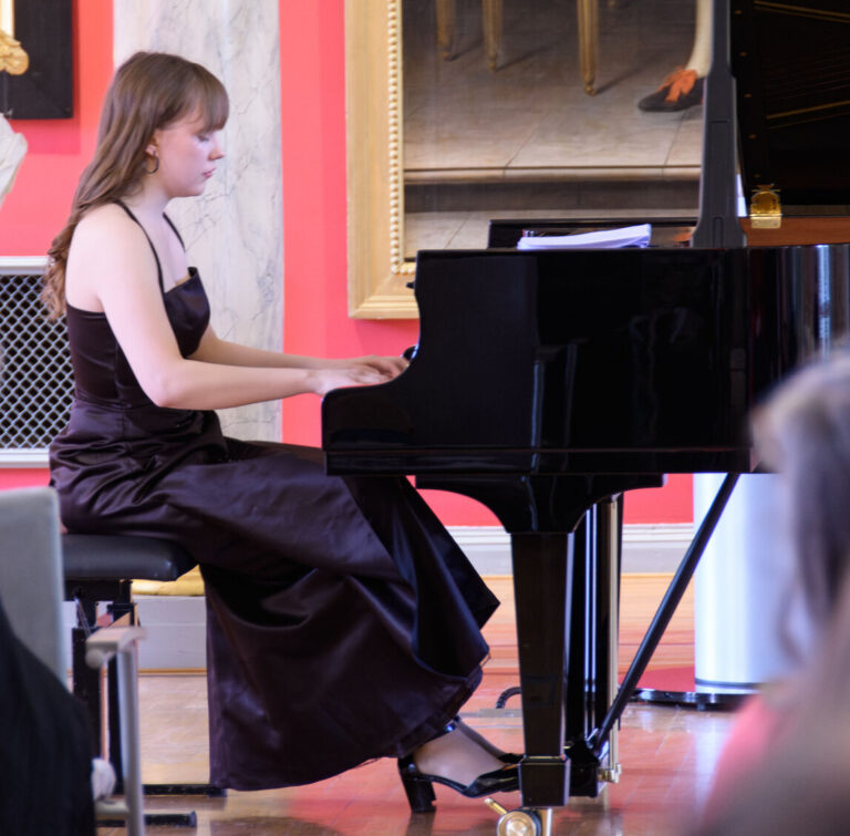 Die talentierte Pianistin Tähe-Lee Liiv spielte ein eigens für den Nordischen Klang zusammengestelltes Repertoire nordeuropäischer Klavierstücke. Tähe-Lee Liiv hat als einzige Person weltweit alle Stücke des finnischen Komponisten Arvo Pärt eingespielt, dabei schaute er ihr sogar über die Schulter. Heute spielte sie in ihrem Rezital neben (mitunter) Edvard Grieg, Jean Sibelius und Magnus Lindberg ebenfalls Stücke von Pärt. Am Ende gab es vom Publikum Standing Ovations für die junge Künstlerin.