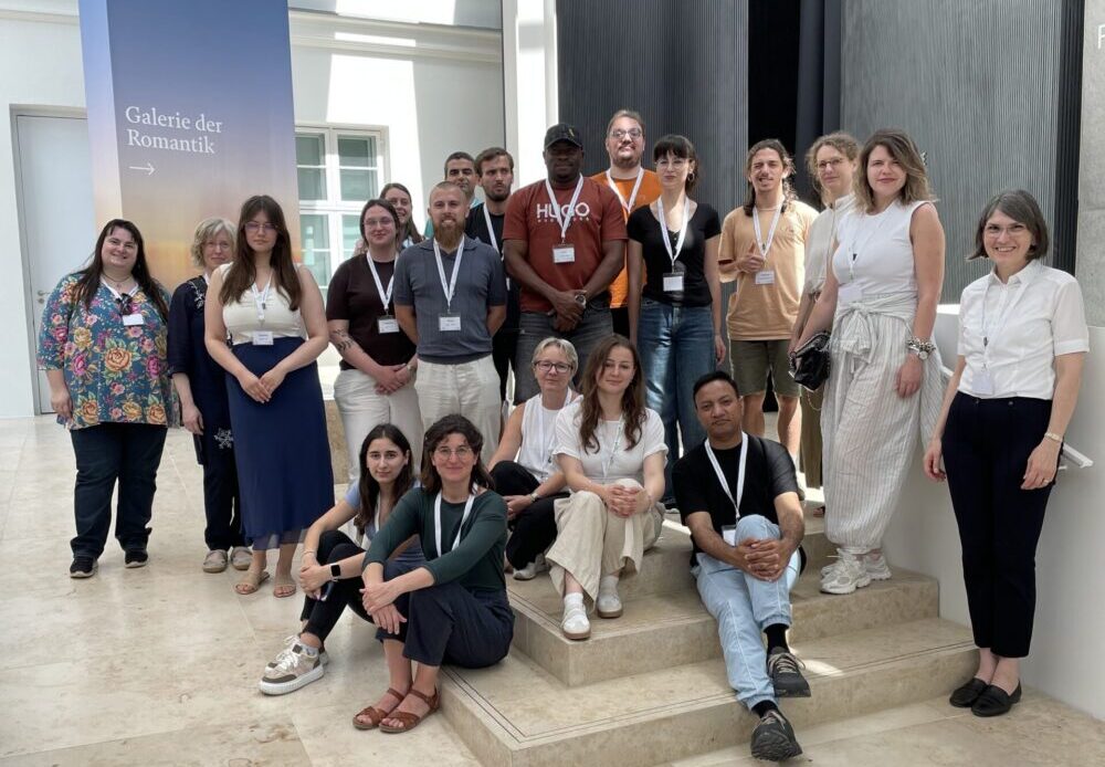 Viele Menschen posieren für ein Gruppenbild.