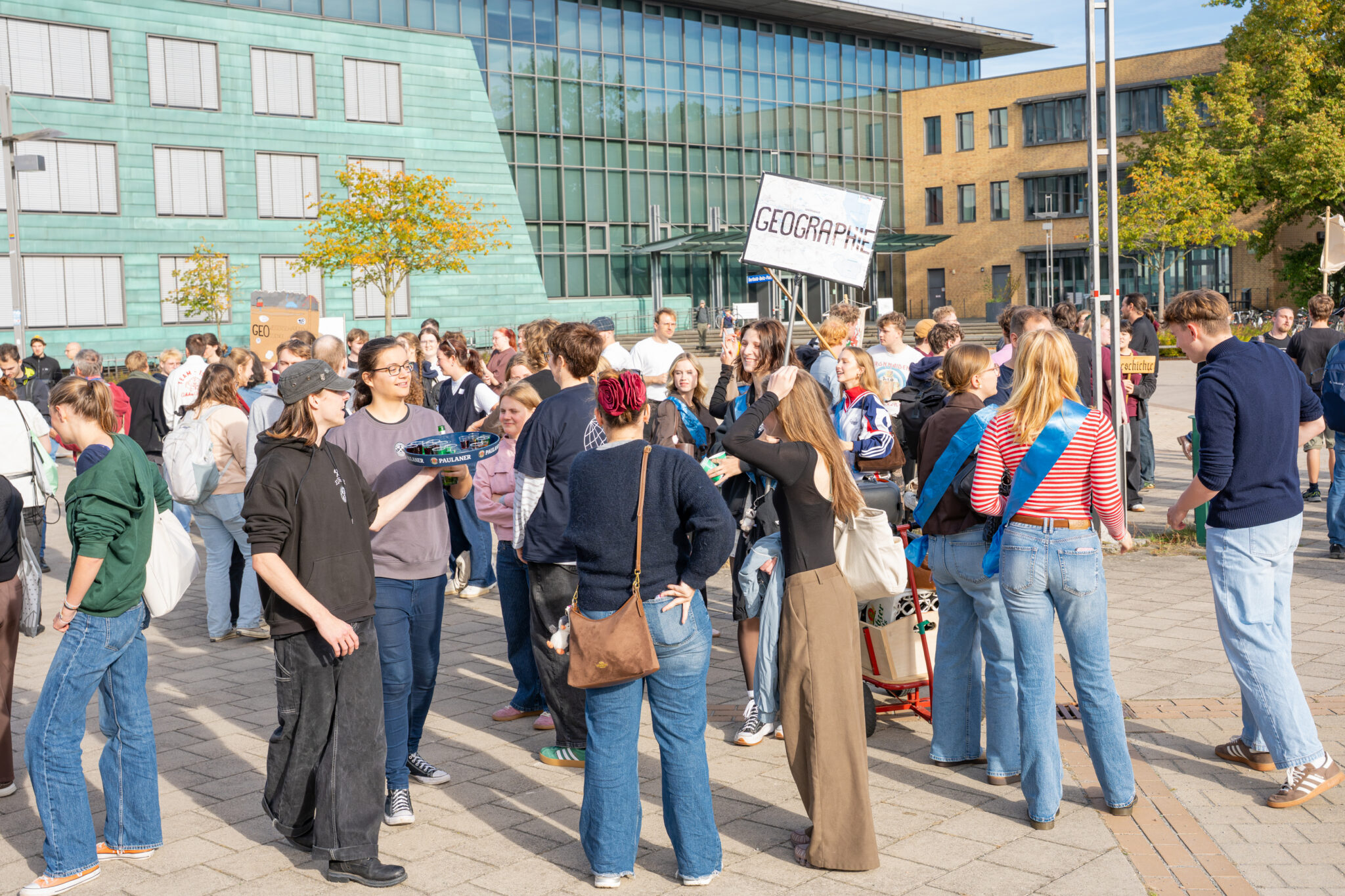Viele verschiedene Menschen stehen zusammen.