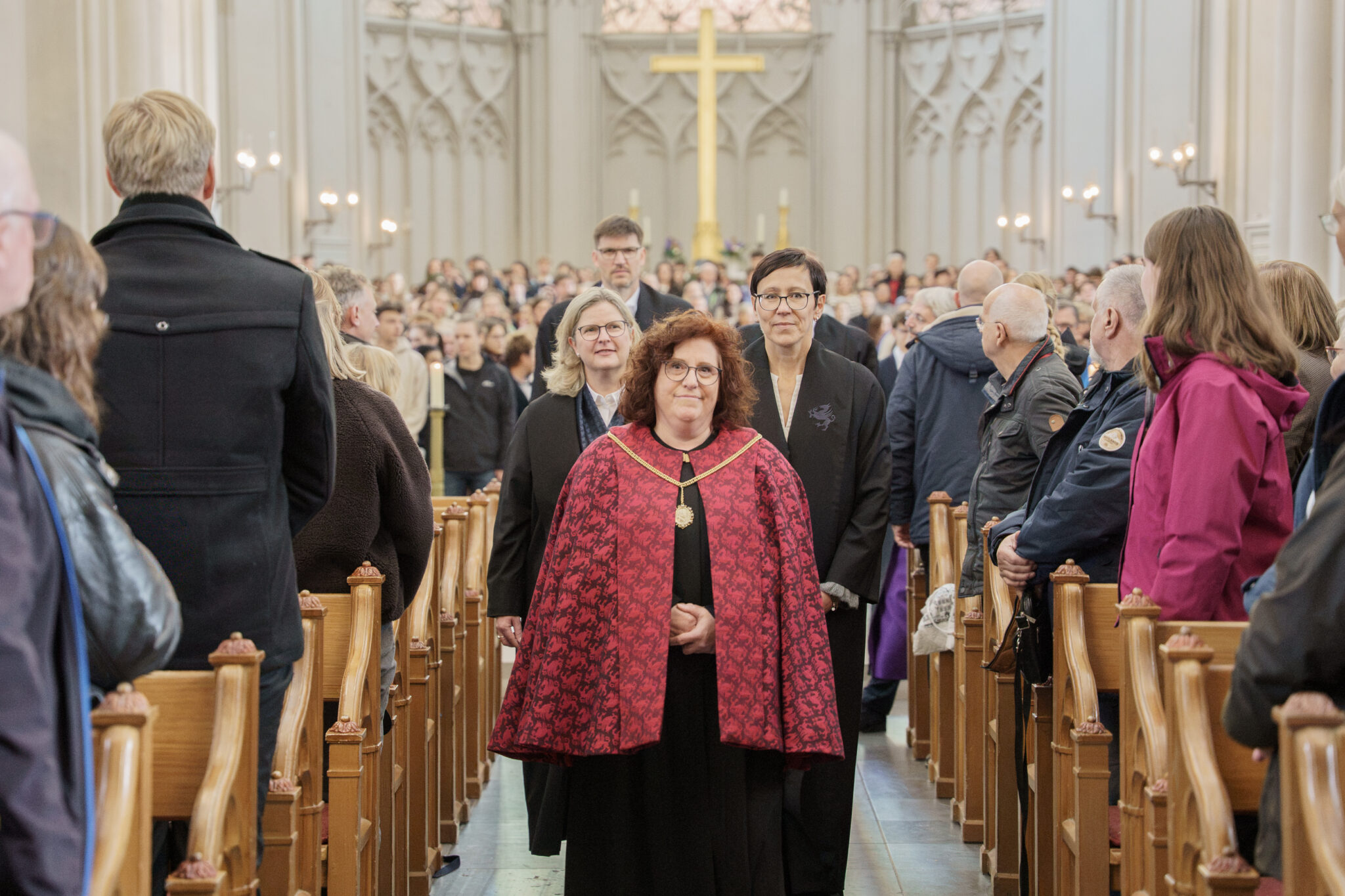 Menschen ziehen ein in eine Kirche