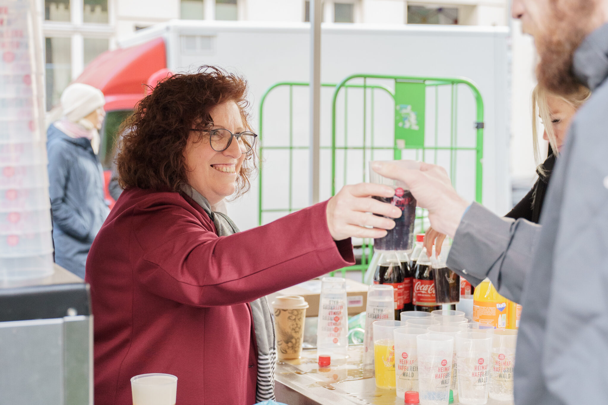 Eine Frau gibt ein getränk an einen Mann
