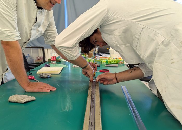 Zwei Wissenschaftler bei der Beprobung der Sedimentkerne für Paläomagnetische Untersuchungen am Institut für Tibetische Plateauforschung, Chinesische Akademie der Wissenschaften, Peking