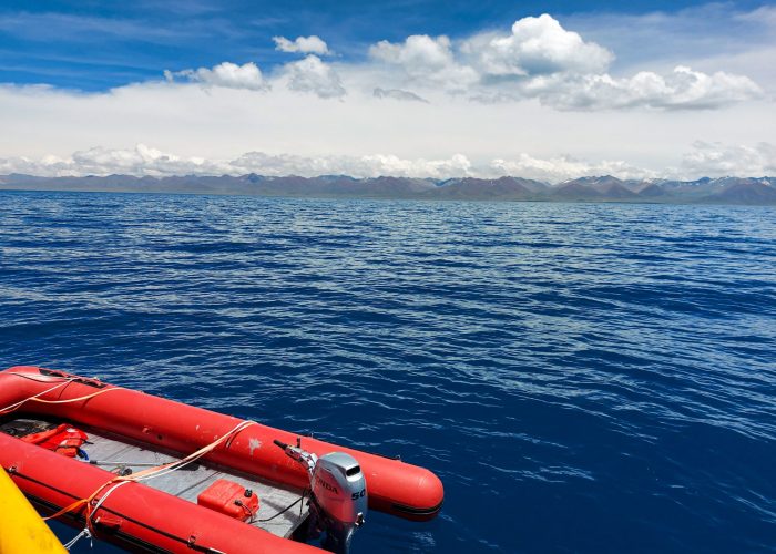 Aussicht von der Bohrplattform auf ein Schlauchboot, welches auf dem Nam Co-See treibt.