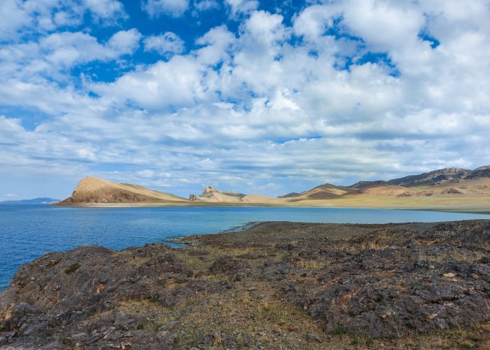 Eine Panoramaansicht des Nam Co-Salzsees.